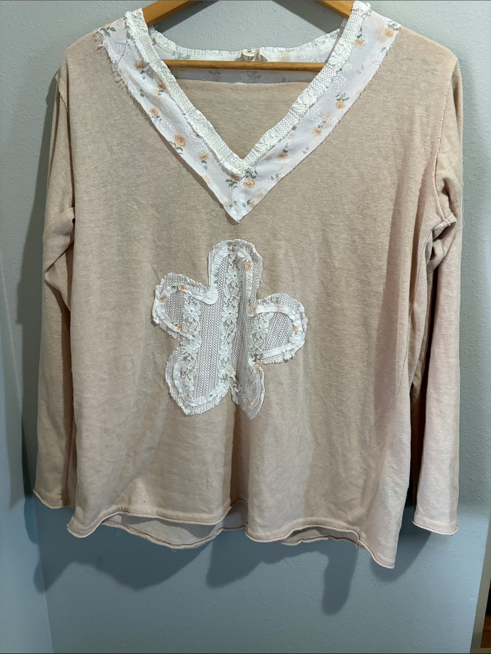 Pol Soft Beige V-Neck Lace Appliqué Women's Top (size small)